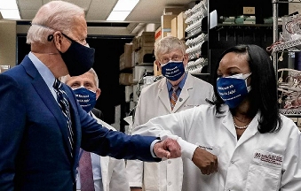 President Joe Biden meets Dr. Kizzy Corbett at her lab